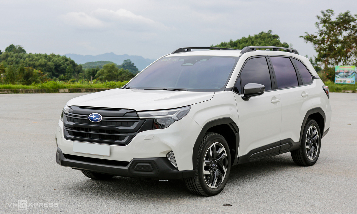 Forester thế hệ mới thuộc thế hệ thứ 6, với những cải tiến về thiết kế, trang bị, t&iacute;nh năng v&agrave; động cơ.