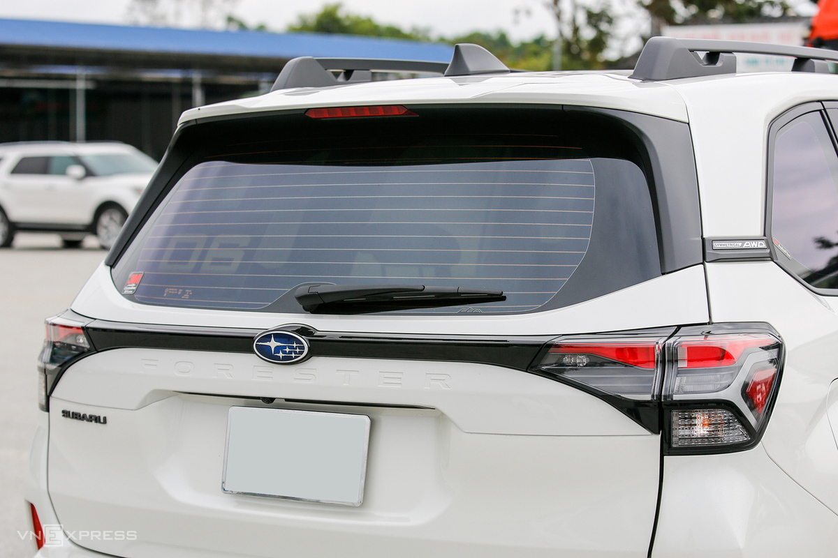 Nắp cốp tạo điểm nhấn với d&ograve;ng chữ t&ecirc;n xe Forester dập ch&igrave;m, ngay b&ecirc;n dưới logo Subaru. Cụm đ&egrave;n hậu LED mới, thiết kế nối liền nhau bằng dải nhựa m&agrave;u đen.