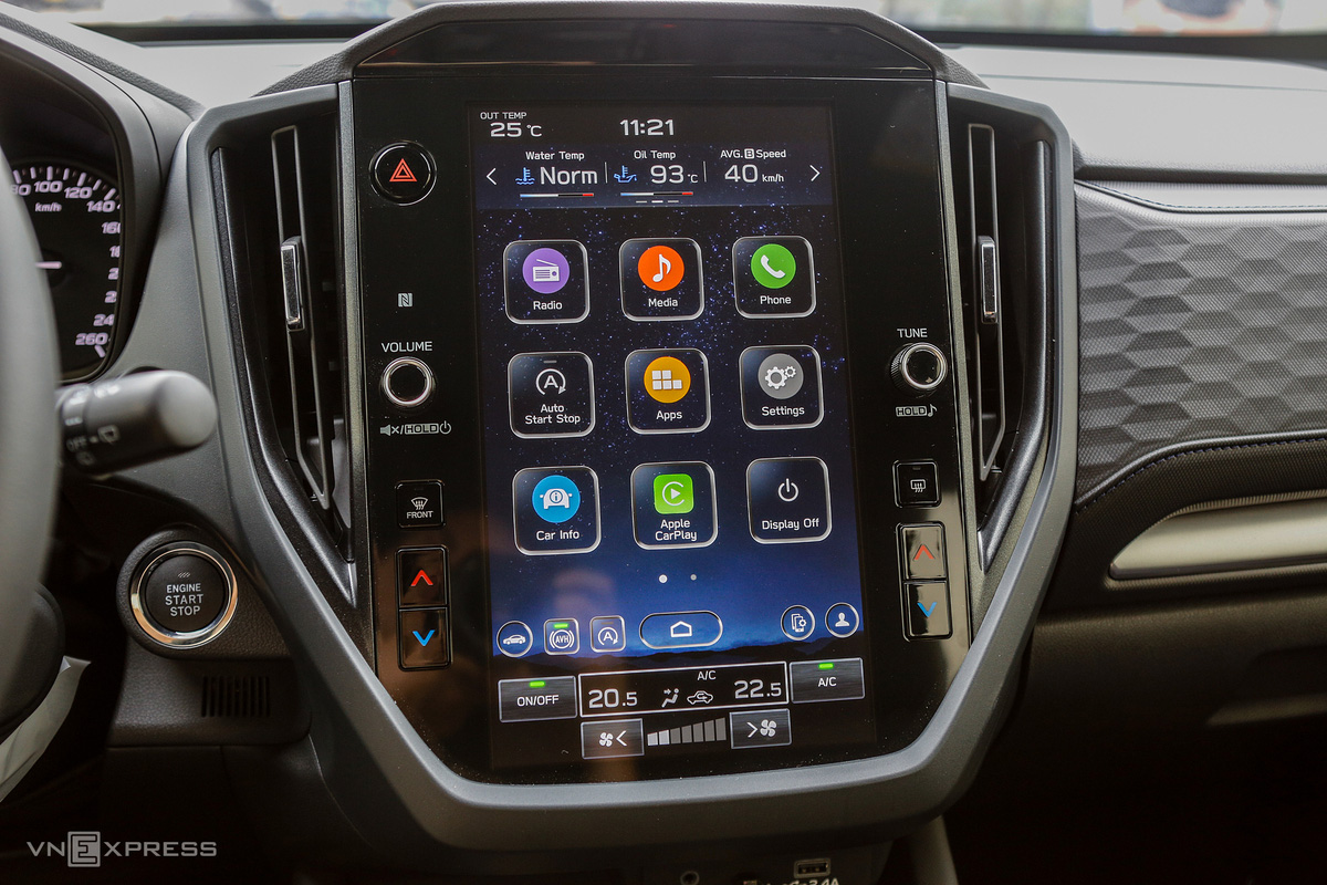 M&agrave;n h&igrave;nh cảm ứng giải tr&iacute; 11,6 inch đặt dọc. Hỗ trợ kết nối kh&ocirc;ng d&acirc;y Apple CarPlay v&agrave; Android Auto.