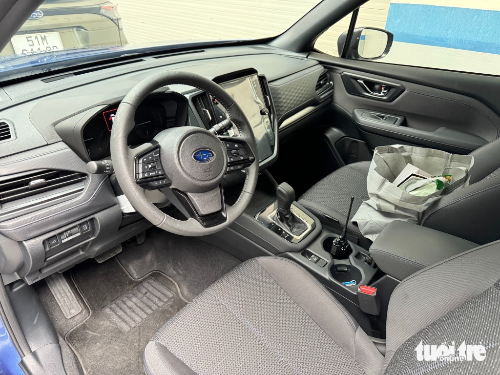 Vô-lăng 3 chấu bọc da, tích hợp các phím chức năng và lẫy chuyển số