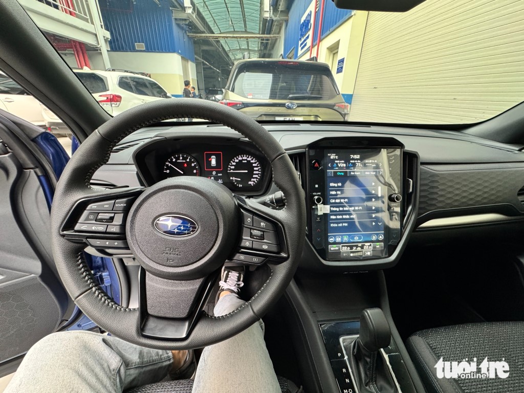 Vô-lăng 3 chấu bọc da, tích hợp các phím chức năng và lẫy chuyển số - 2