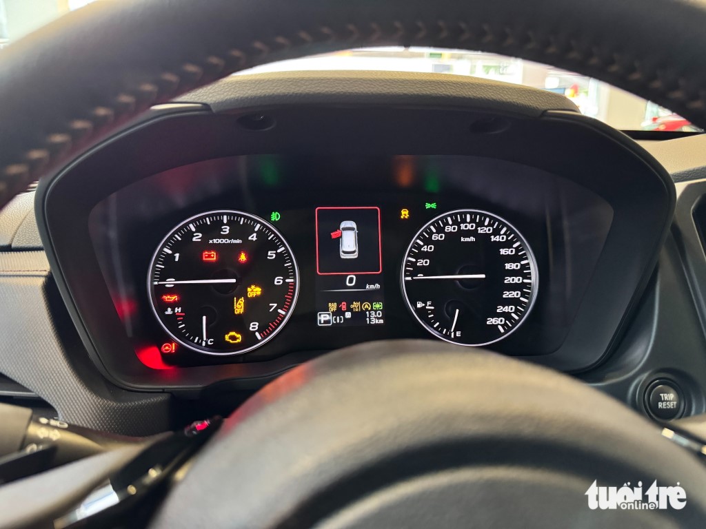 cụm đồng hồ analog truyền thống kèm màn hình TFT 4,2 inch