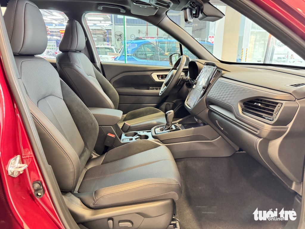 Hàng ghế trước chỉnh điện, trong đó ghế lái chỉnh 10 hướng, ghế phụ chỉnh 8 hướng.