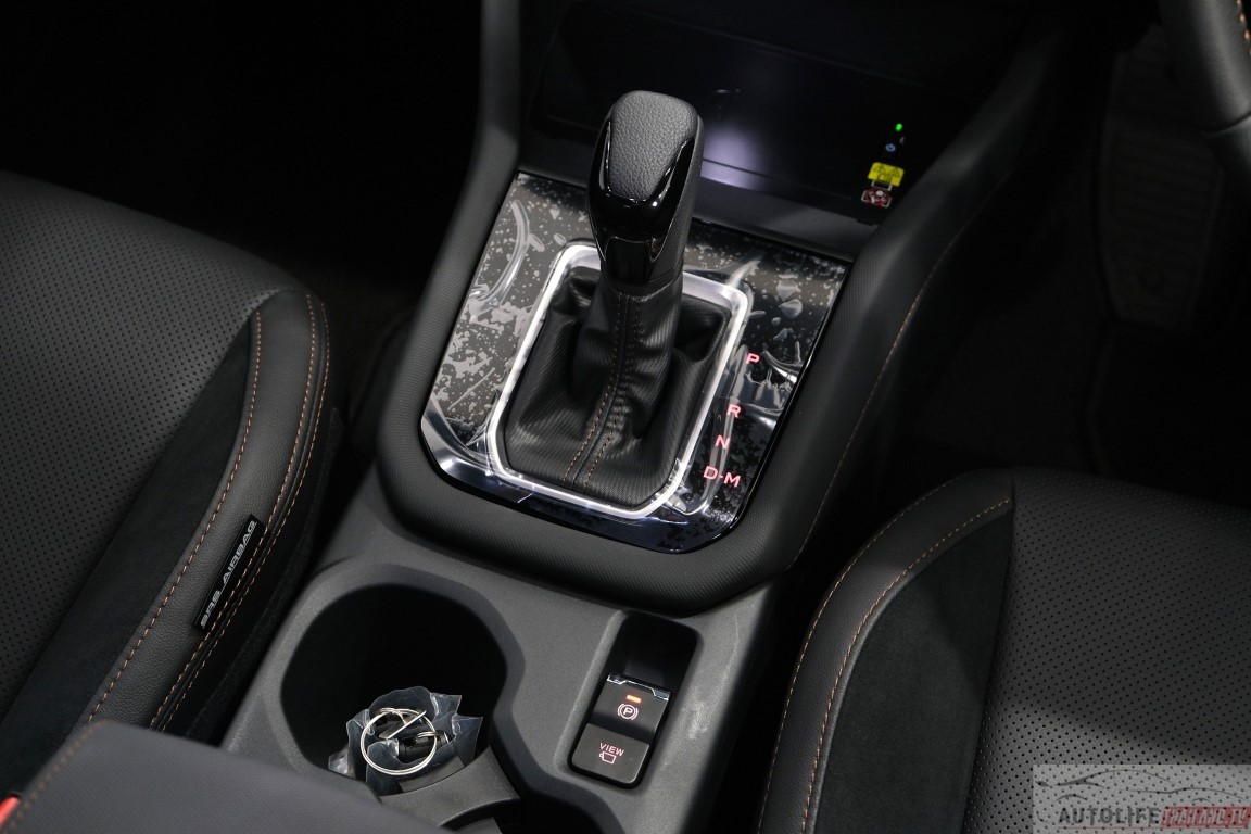 Cụm cần số, phanh tay điện tử. Xe có sạc không dây. Cụm cần số, phanh tay điện tử. Xe có sạc không dây.