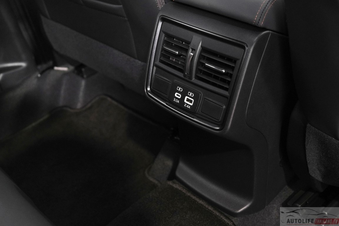 Cửa gió điều hòa cho hàng ghế sau. Cửa gió điều hòa cho hàng ghế sau.