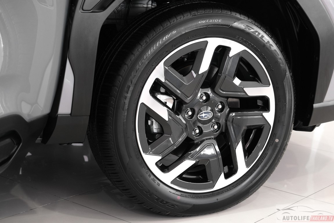 Bánh xe với vành thiết kế mới, kích thước 18 inch kèm lốp 255/55 R18. Bánh xe với vành thiết kế mới, kích thước 18 inch kèm lốp 255/55 R18.